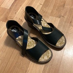 Fly London Clyde sandal sz 7 black